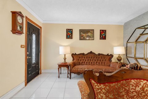 House in Miramar, Florida 3 bedrooms, 108.05 sq.m. № 2181701 - photo 7