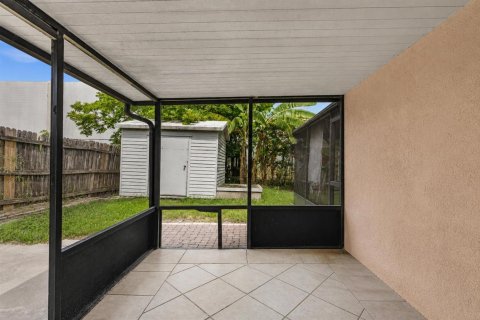 House in Miramar, Florida 3 bedrooms, 108.05 sq.m. № 2181701 - photo 23
