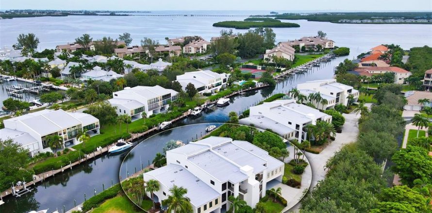 Condo in Cortez, Florida, 3 bedrooms № 1558493