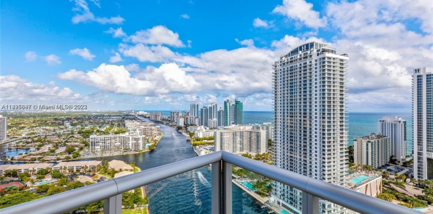 Condominio en Hallandale Beach, Florida, 3 dormitorios  № 2034451