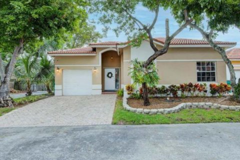 Villa ou maison à louer à Cutler Bay, Floride: 3 chambres, 127.55 m2 № 1946915 - photo 2
