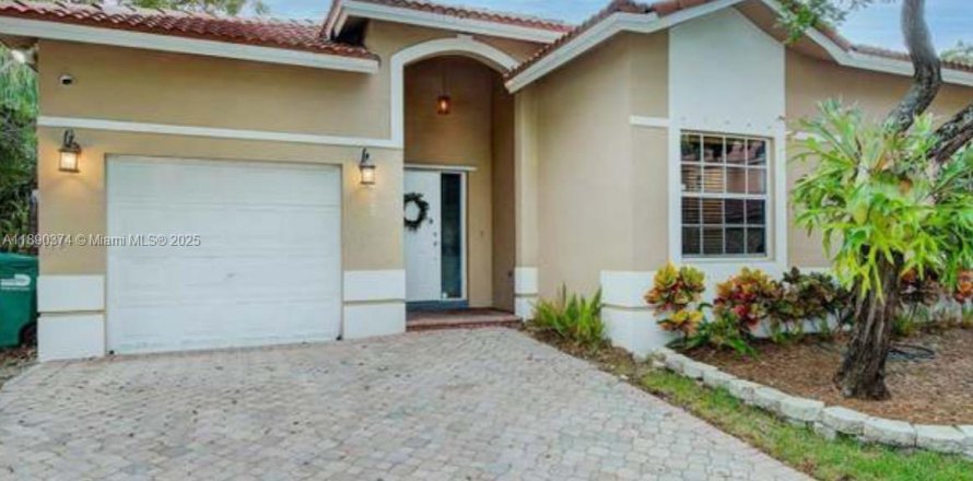 Villa ou maison à Cutler Bay, Floride 3 chambres, 127.55 m2 № 1946915