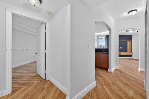 Condo in Miami, Florida, 2 bedrooms  № 2180038 - photo 7