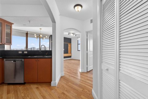 Condo in Miami, Florida, 2 bedrooms  № 2180038 - photo 9
