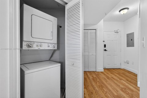 Condo in Miami, Florida, 2 bedrooms  № 2180038 - photo 8