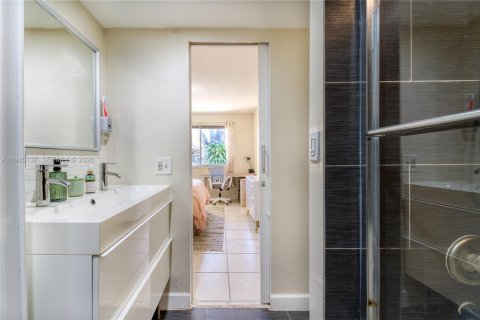 Купить кондоминиум в Окленд-Парк, Флорида 2 спальни, 99.41м2, № 2057821 - фото 21