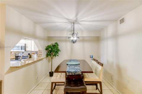 Купить кондоминиум в Окленд-Парк, Флорида 2 спальни, 99.41м2, № 2057821 - фото 6