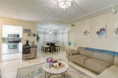 Купить кондоминиум в Окленд-Парк, Флорида 2 спальни, 99.41м2, № 2057821 - фото 12