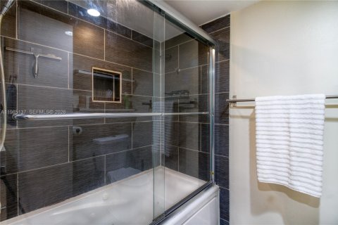 Купить кондоминиум в Окленд-Парк, Флорида 2 спальни, 99.41м2, № 2057821 - фото 20