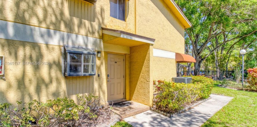 Кондоминиум с 2 спальнями в Окленд-Парк, Флорида № 2057821