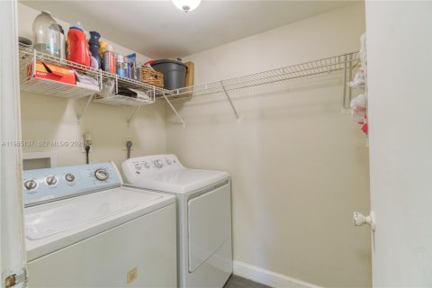 Купить кондоминиум в Окленд-Парк, Флорида 2 спальни, 99.41м2, № 2057821 - фото 14