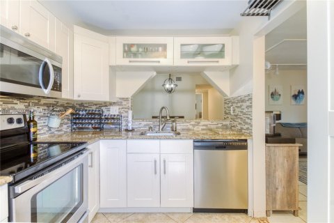 Купить кондоминиум в Окленд-Парк, Флорида 2 спальни, 99.41м2, № 2057821 - фото 9