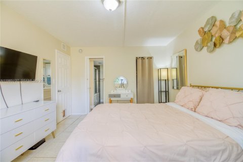 Купить кондоминиум в Окленд-Парк, Флорида 2 спальни, 99.41м2, № 2057821 - фото 16