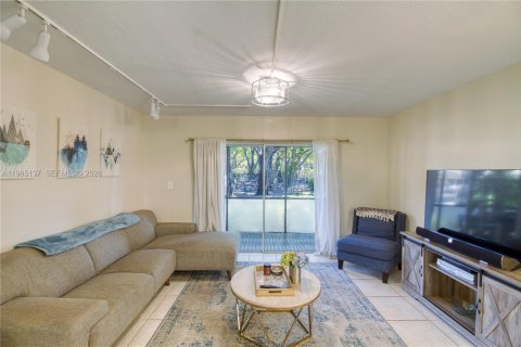 Купить кондоминиум в Окленд-Парк, Флорида 2 спальни, 99.41м2, № 2057821 - фото 4