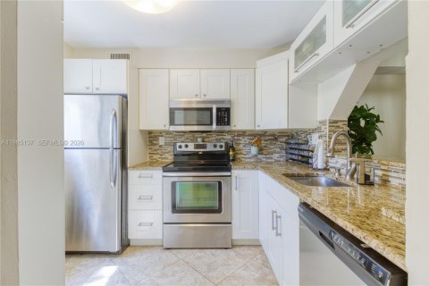 Купить кондоминиум в Окленд-Парк, Флорида 2 спальни, 99.41м2, № 2057821 - фото 8