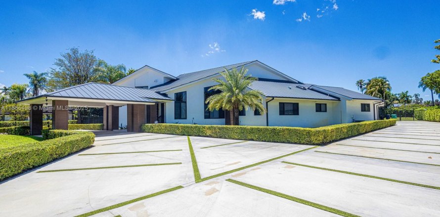 Casa en Miami, Florida 6 dormitorios, 567.82 m2 № 1932603