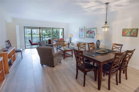 Condo in Pompano Beach, Florida, 3 bedrooms  № 1737866 - photo 2