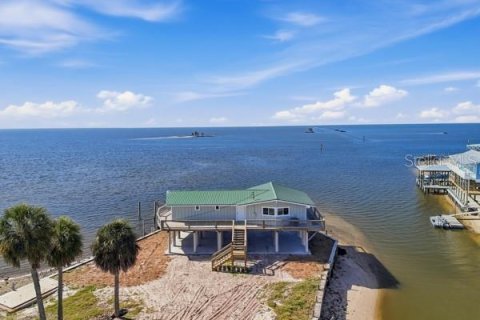 House in Horseshoe Beach, Florida 3 bedrooms, 125.6 sq.m. № 2141607