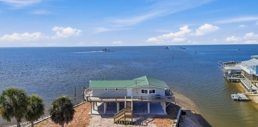 Casa en Horseshoe Beach, Florida 3 dormitorios, 125.6 m2 № 2141607