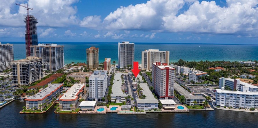 Condo in Hallandale Beach, Florida, 1 bedroom  № 2040431