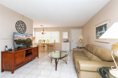 Condo in Hallandale Beach, Florida, 1 bedroom  № 2040431 - photo 13