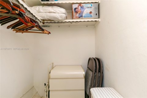 Condo in Hallandale Beach, Florida, 1 bedroom  № 2040431 - photo 19