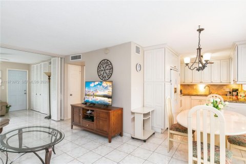 Condo in Hallandale Beach, Florida, 1 bedroom  № 2040431 - photo 10