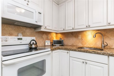 Condo in Hallandale Beach, Florida, 1 bedroom  № 2040431 - photo 6