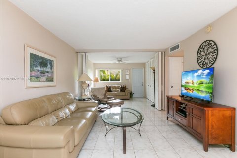 Condo in Hallandale Beach, Florida, 1 bedroom  № 2040431 - photo 12