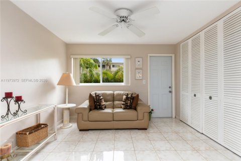 Condo in Hallandale Beach, Florida, 1 bedroom  № 2040431 - photo 15