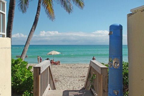 Condo in Hallandale Beach, Florida, 1 bedroom  № 2040431 - photo 27