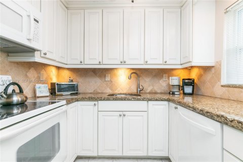 Condo in Hallandale Beach, Florida, 1 bedroom  № 2040431 - photo 3