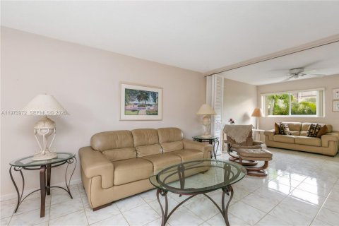 Condo in Hallandale Beach, Florida, 1 bedroom  № 2040431 - photo 14