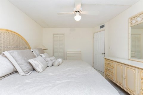 Condo in Hallandale Beach, Florida, 1 bedroom  № 2040431 - photo 18
