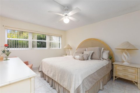 Condo in Hallandale Beach, Florida, 1 bedroom  № 2040431 - photo 16