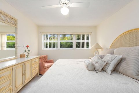 Condo in Hallandale Beach, Florida, 1 bedroom  № 2040431 - photo 17