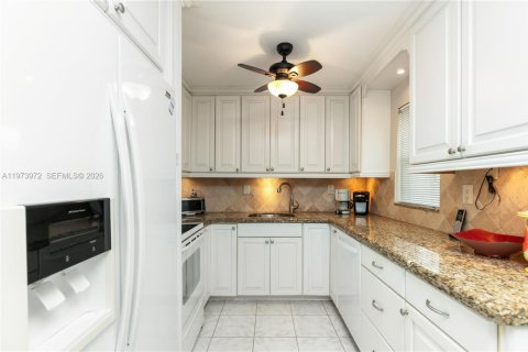 Condo in Hallandale Beach, Florida, 1 bedroom  № 2040431 - photo 5