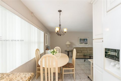 Condo in Hallandale Beach, Florida, 1 bedroom  № 2040431 - photo 9