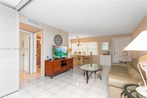 Condo in Hallandale Beach, Florida, 1 bedroom  № 2040431 - photo 11