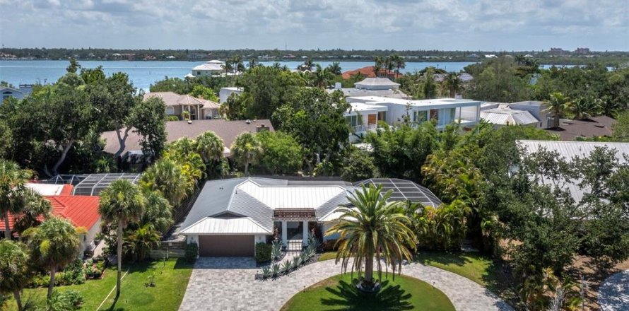 House in Sarasota, Florida 3 bedrooms, 178 sq.m. № 2210368