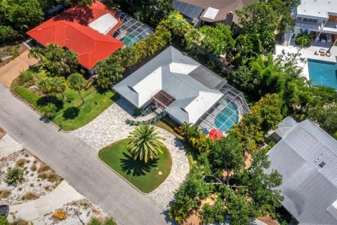 House in Sarasota, Florida 3 bedrooms, 178 sq.m. № 2210368 - photo 2