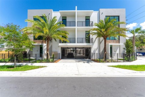 Townhouse in Miami, Florida 3 bedrooms, 170.1 sq.m. № 1941914 - photo 1