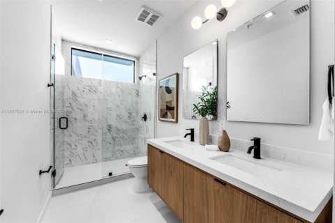 Townhouse in Miami, Florida 3 bedrooms, 170.1 sq.m. № 1941914 - photo 30