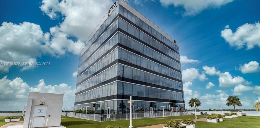 Commercial property in Miami, Florida № 2009284