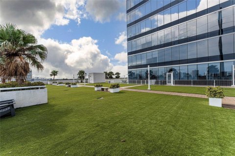 Commercial property in Miami, Florida № 2009284 - photo 2