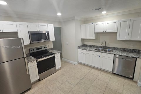 House in South Daytona, Florida 3 bedrooms, 107.4 sq.m. № 1850574 - photo 3