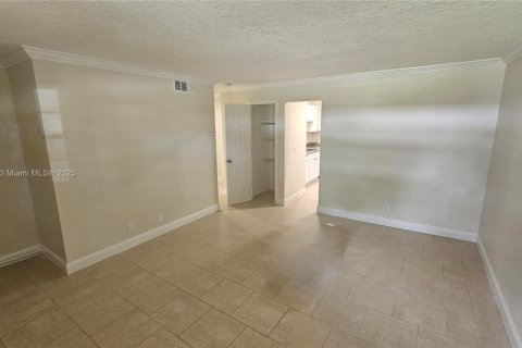 House in South Daytona, Florida 3 bedrooms, 107.4 sq.m. № 1850574 - photo 2