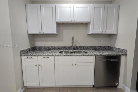 House in South Daytona, Florida 3 bedrooms, 107.4 sq.m. № 1850574 - photo 9