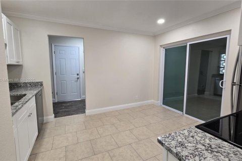 House in South Daytona, Florida 3 bedrooms, 107.4 sq.m. № 1850574 - photo 15