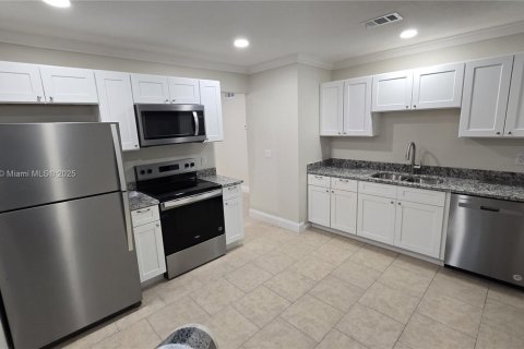 House in South Daytona, Florida 3 bedrooms, 107.4 sq.m. № 1850574 - photo 8